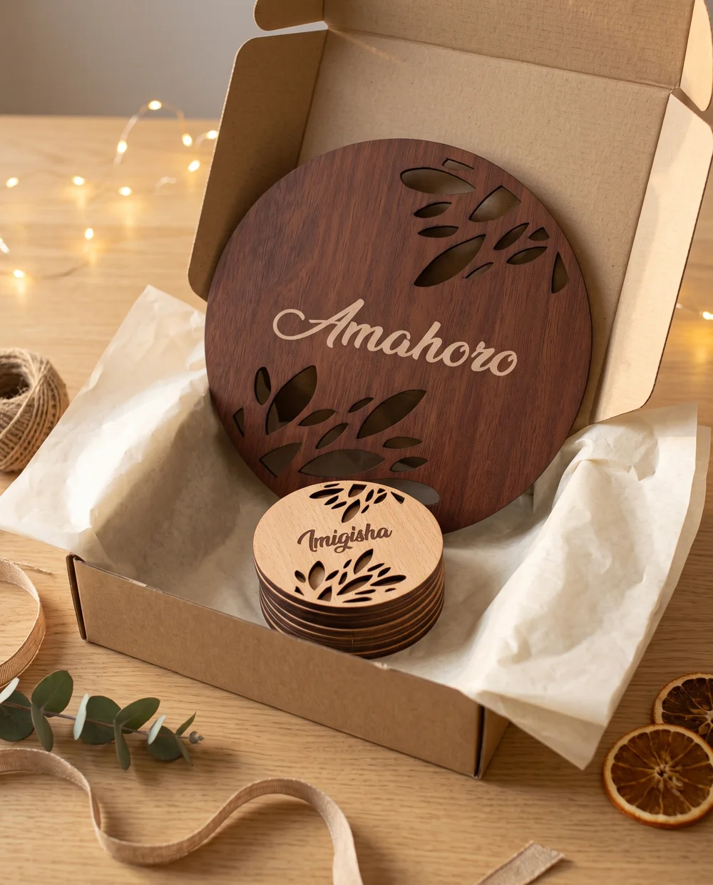 Le coffret de Noël Ijambo : un grand Amahoro et six petits dans une boîte cadeau