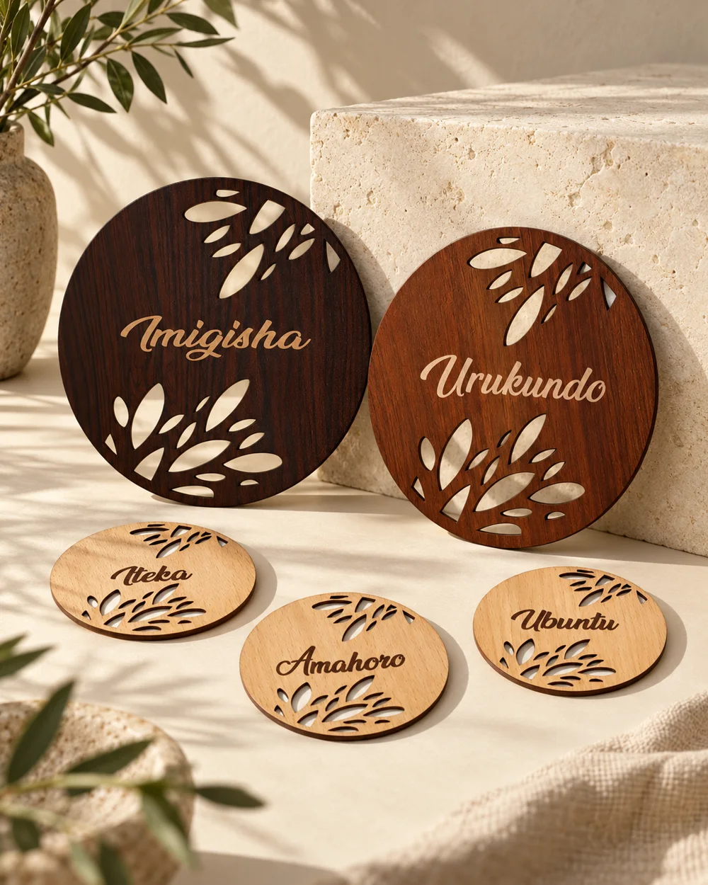 Imigisha et Urukundo en grand, avec trois sous-verres