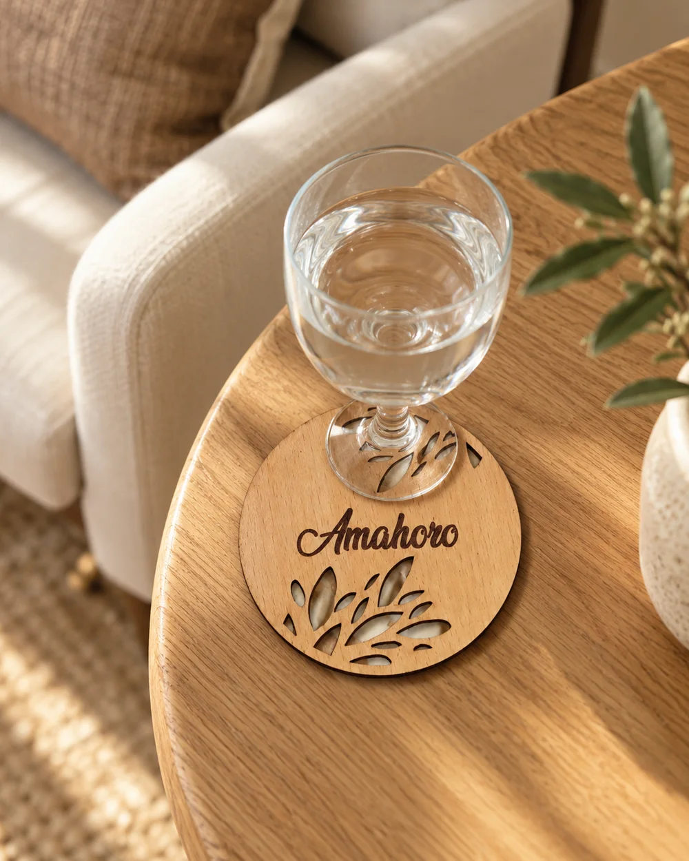 Un verre posé sur le sous-verre Amahoro, sur une table d'appoint